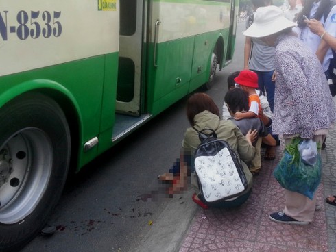 Xe buýt cán dập chân cụ già đang bế cháu nhỏ - ảnh 2