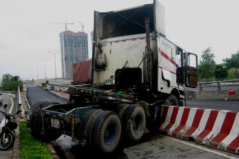 Xe container gãy đầu trên cây cầu lớn nhất TP.HCM - ảnh 2