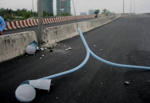 Xe container gãy đầu trên cây cầu lớn nhất TP.HCM - ảnh 5