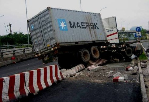 Xe container gãy đầu trên cây cầu lớn nhất TP.HCM - ảnh 3