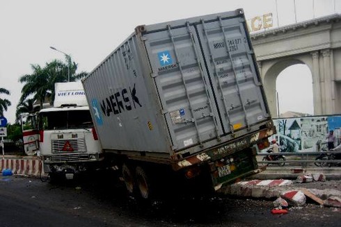 Xe container gãy đầu trên cây cầu lớn nhất TP.HCM - ảnh 4