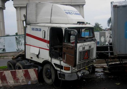 Xe container gãy đầu trên cây cầu lớn nhất TP.HCM - ảnh 1