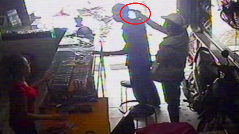 Vụ cướp Iphone 5: Hai phụ nữ kể lại giây phút bị dí súng - ảnh 2