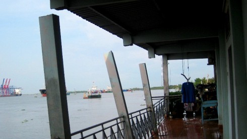 Phà Cát Lái tông gãy hàng loạt cột nhà dân - ảnh 2