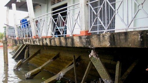 Phà Cát Lái tông gãy hàng loạt cột nhà dân - ảnh 1