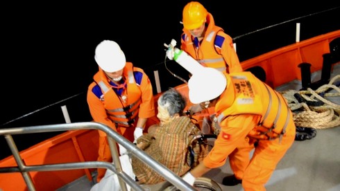 Cứu hành khách quốc tế gặp nạn trên biển Nha Trang - ảnh 2