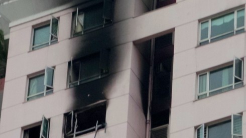 Cháy lớn tại chung cư Phúc Thịnh, người dân hú vía - ảnh 1