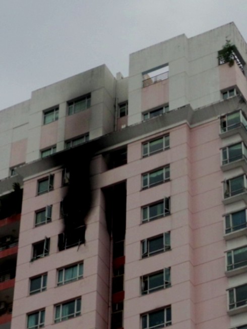 Cháy lớn tại chung cư Phúc Thịnh, người dân hú vía - ảnh 2