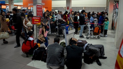 Khách vạ vật từ 3h sáng chờ bay - ảnh 4