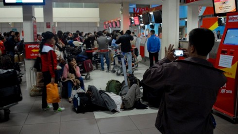 Khách vạ vật từ 3h sáng chờ bay - ảnh 2