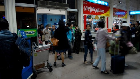 Khách vạ vật từ 3h sáng chờ bay - ảnh 9