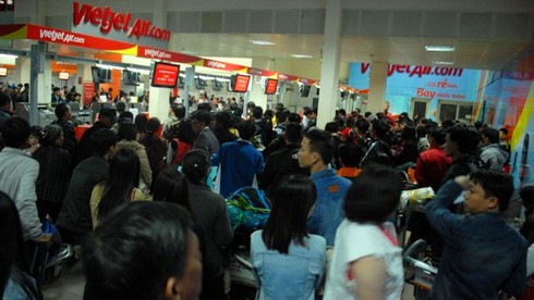 Khách vạ vật từ 3h sáng chờ bay - ảnh 7