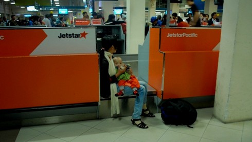 Khách vạ vật từ 3h sáng chờ bay - ảnh 1