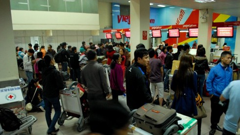 Khách vạ vật từ 3h sáng chờ bay - ảnh 5