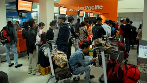 Khách vạ vật từ 3h sáng chờ bay - ảnh 10