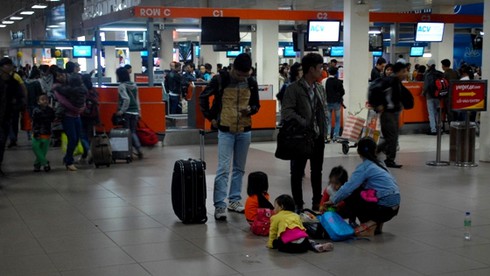 Khách vạ vật từ 3h sáng chờ bay - ảnh 3