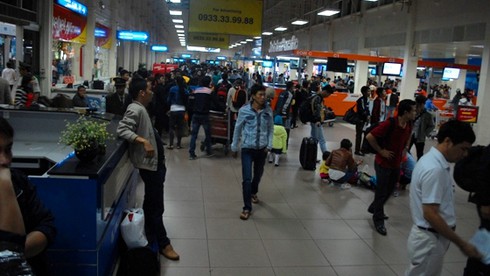 Khách vạ vật từ 3h sáng chờ bay - ảnh 8