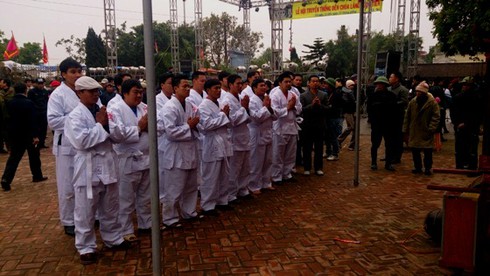 Trai làng gồng mình kéo co trong giá rét - ảnh 1