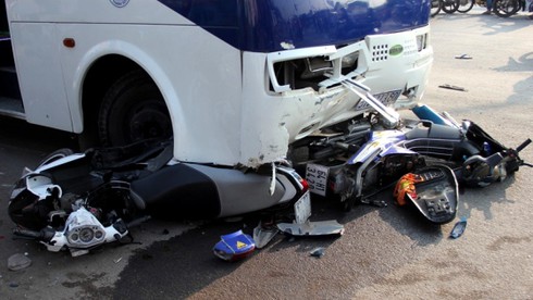 TP.HCM: Xe khách chở gần 30 người tông hàng loạt xe máy - ảnh 1