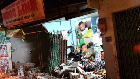 Xe ben đâm sập nhà có 3 người ngủ bên trong - ảnh 1