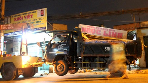 Xe ben đâm sập nhà có 3 người ngủ bên trong - ảnh 3