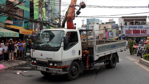 Vướng dây cáp, xe cẩu lật nhào - ảnh 2