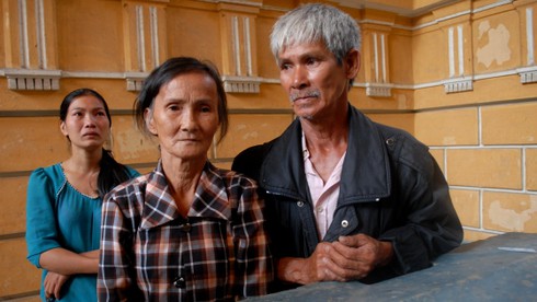 Bị cấm lên phòng xử, mẹ Hồ Duy Trúc gửi lời xin lỗi - ảnh 1