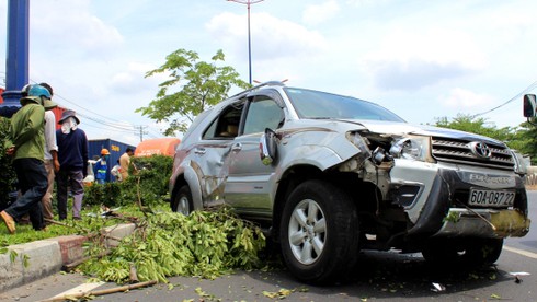 Lao qua dải phân cách, ô tô đâm trọng thương hai người - ảnh 2