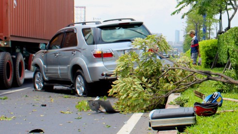 Lao qua dải phân cách, ô tô đâm trọng thương hai người - ảnh 1