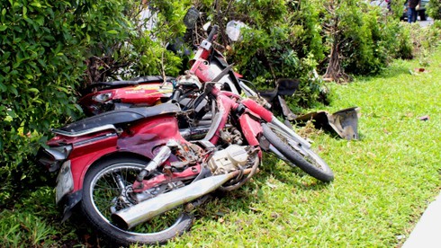 Lao qua dải phân cách, ô tô đâm trọng thương hai người - ảnh 3