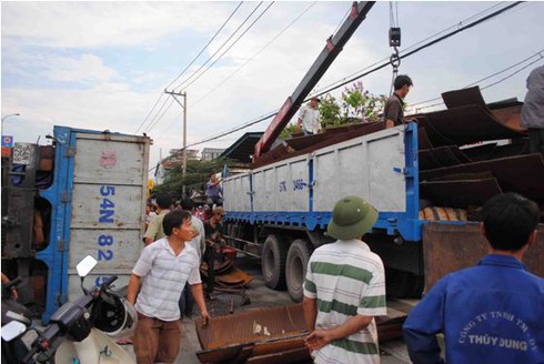 Xe tải chở trên 20 tấn sắt lật nghiêng, người đi đường hốt hoảng - ảnh 1