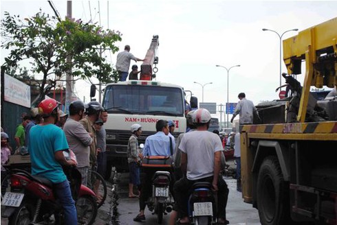 Xe tải chở trên 20 tấn sắt lật nghiêng, người đi đường hốt hoảng - ảnh 3