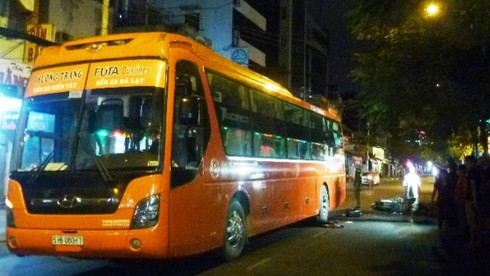 Va chạm với xe khách tại trung tâm thành phố, một người tử vong - ảnh 1