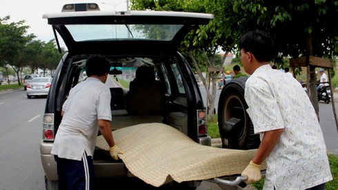 Người đàn ông tử vong vì đâm vào bồn cây, xe trượt gần 30m - ảnh 1