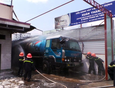28.000 lít xăng bốc cháy gần Tổng kho xăng dầu Nhà Bè - ảnh 1
