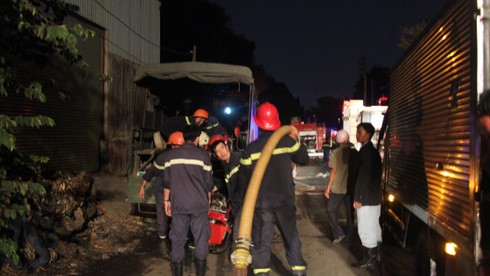 Hơn 100 chiến sĩ chữa cháy bãi rác khổng lồ - ảnh 2