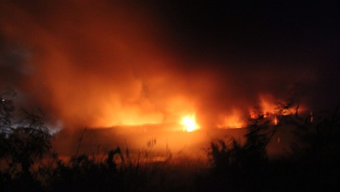 Hơn 100 chiến sĩ chữa cháy bãi rác khổng lồ - ảnh 1