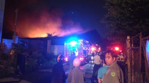 Hơn 100 chiến sĩ chữa cháy bãi rác khổng lồ - ảnh 3