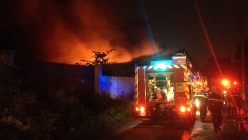 Hơn 100 chiến sĩ chữa cháy bãi rác khổng lồ - ảnh 5