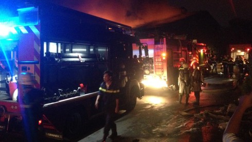 Hơn 100 chiến sĩ chữa cháy bãi rác khổng lồ - ảnh 4