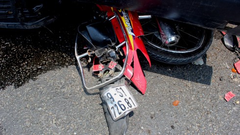 TP.HCM: Nam thanh niên bị xe container cán dập hai chân - ảnh 3