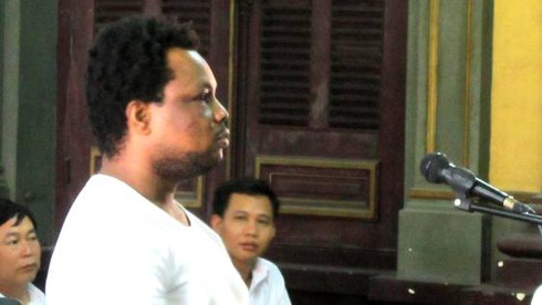 Đình chỉ xử phúc thẩm đối tượng nước ngoài mang gần 1kg ma túy vào VN - ảnh 1