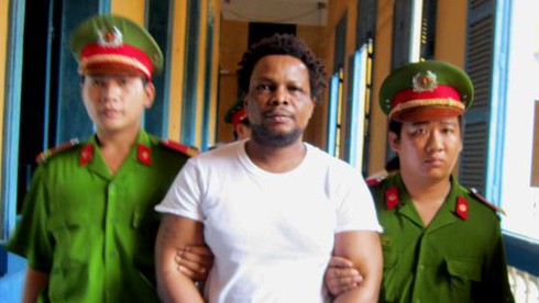 Đình chỉ xử phúc thẩm đối tượng nước ngoài mang gần 1kg ma túy vào VN - ảnh 2