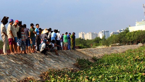 Phát hiện thi thể đàn ông phân hủy trên sông - ảnh 1