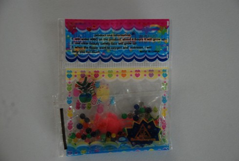 Ngộ độc hóa chất do chơi hạt nhựa nở “trân châu” - ảnh 1