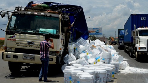 Bình Dương: Hàng chục thùng hóa chất vỡ tung ra đường - ảnh 1