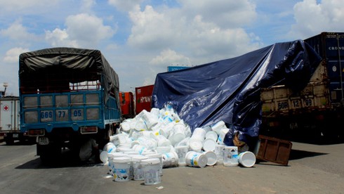 Bình Dương: Hàng chục thùng hóa chất vỡ tung ra đường - ảnh 2