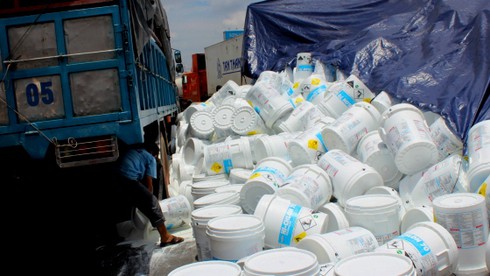 Bình Dương: Hàng chục thùng hóa chất vỡ tung ra đường - ảnh 3