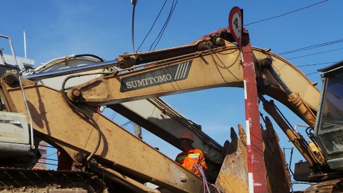 Cầu Tân Thuận tắc gần 4 giờ do bị xe quá tải ủi sập khung giới hạn - ảnh 1