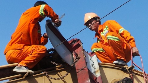 Cầu Tân Thuận tắc gần 4 giờ do bị xe quá tải ủi sập khung giới hạn - ảnh 4